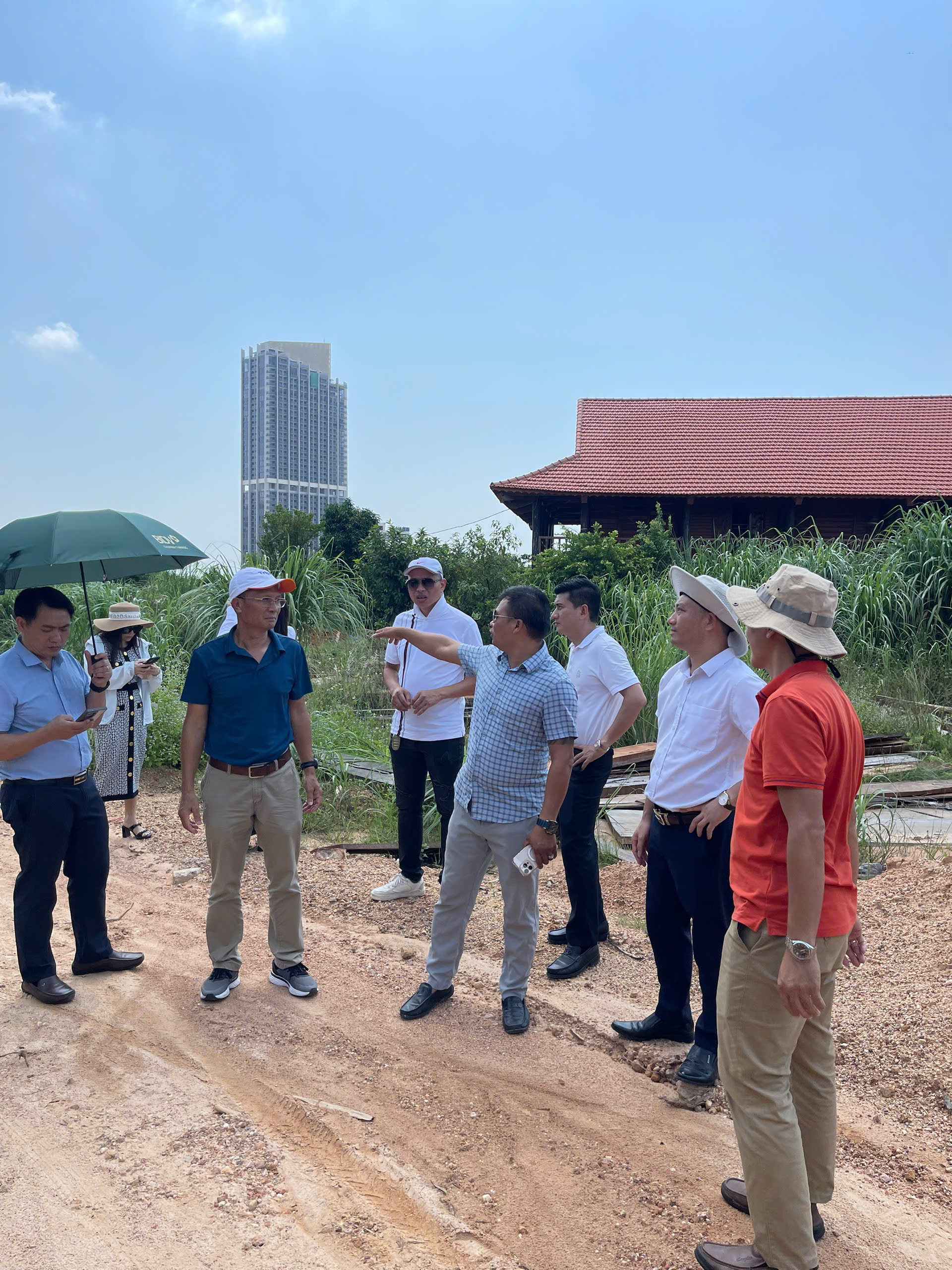 Tinh thần học tập vô cùng nghiêm túc không quản thời tiết vô cùng nắng gắt